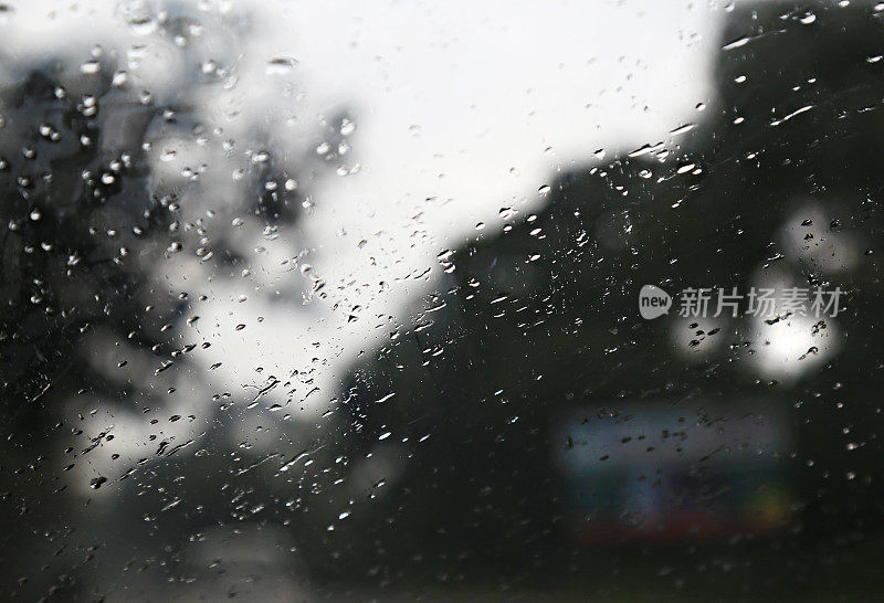 雨点落在车窗上