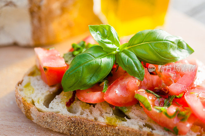西红柿，罗勒和橄榄油涂在乡村手工白面包上