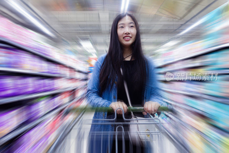 年轻女子在超市购物