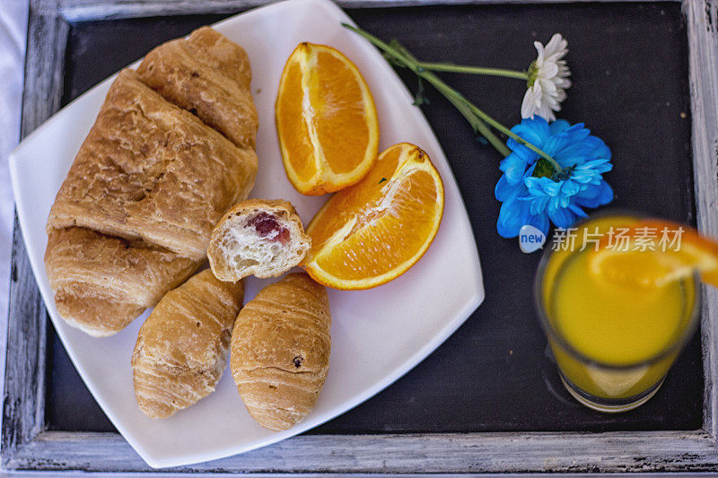 床上早餐，咖啡，羊角面包和果汁