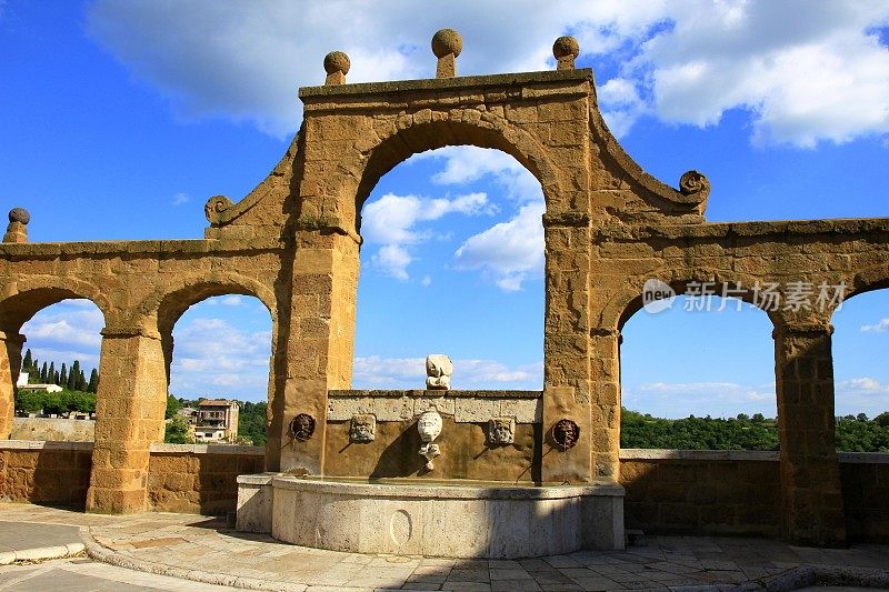 皮蒂利亚诺中世纪喷泉立面建筑，格罗塞托省，托斯卡纳，意大利