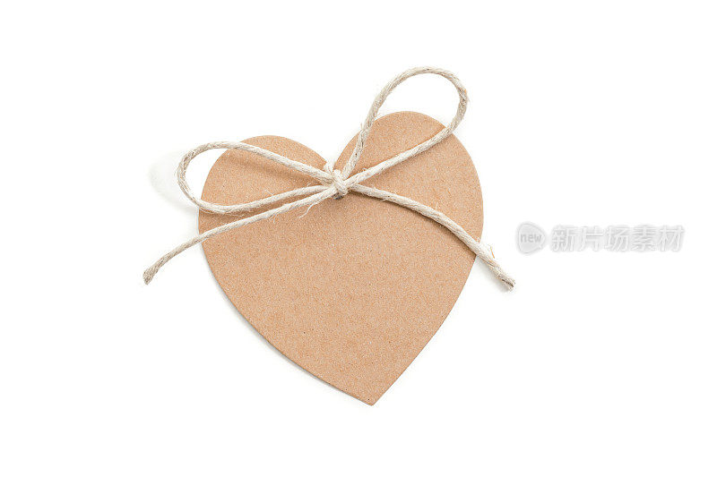 棕色心形礼物标签与蝴蝶结在白色的背景