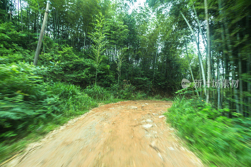 石岩泥泞的道路为汽车商业