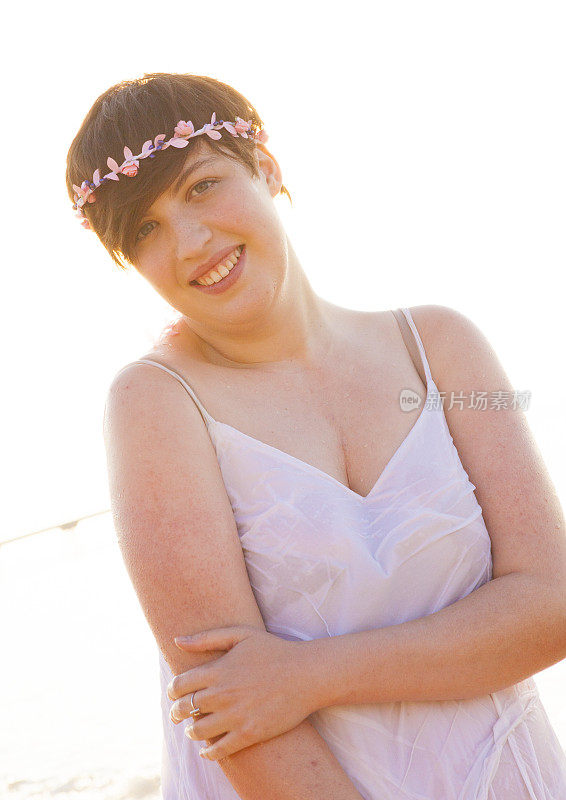 海滩上戴花冠的可爱女人