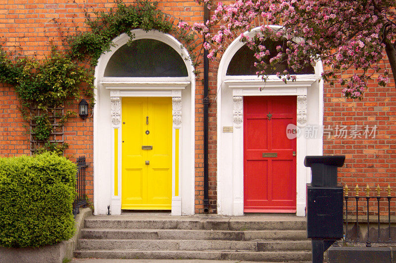 黄色和红色是都柏林春天的两扇门
