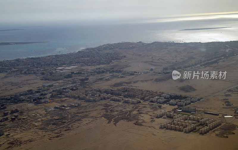 从空中俯瞰红海的赫尔加达镇