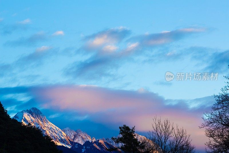 太阳升起照亮山脉