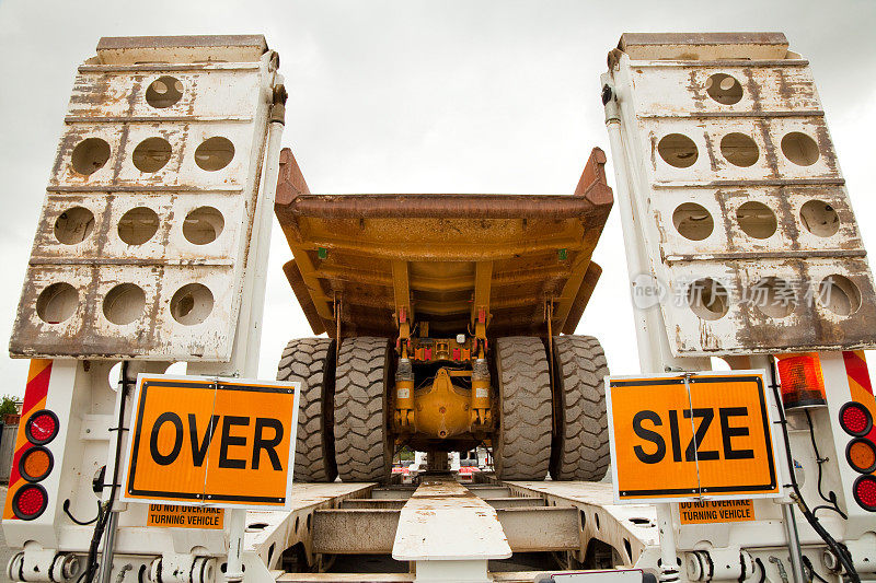 浮式拖车上的超大矿用自卸卡车