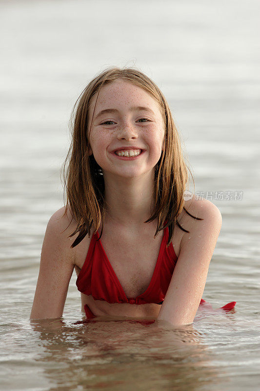 金发女孩在海边摆姿势