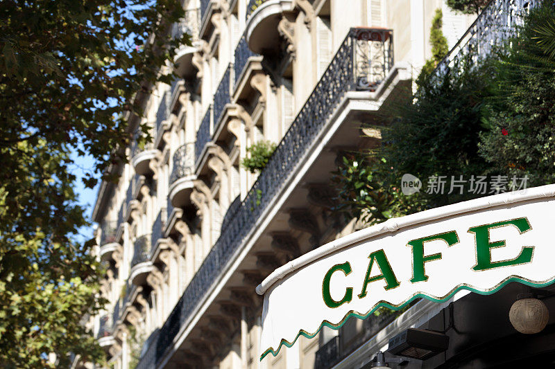 巴黎的咖啡馆顶棚