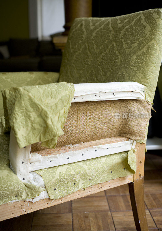 用绿色织物重新装饰椅子