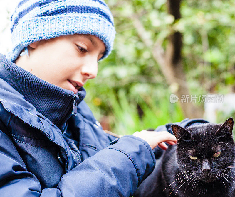 花园里的男孩和猫