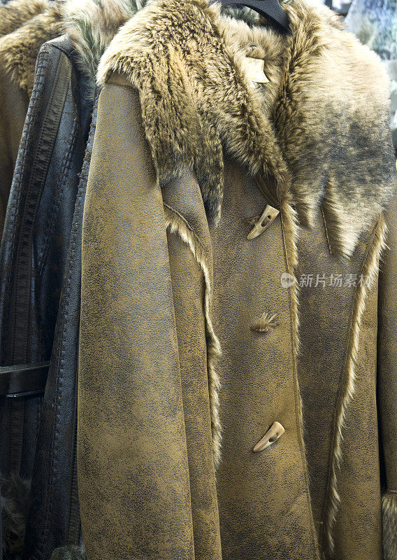 皮革和毛皮领子大衣挂在零售商店展示