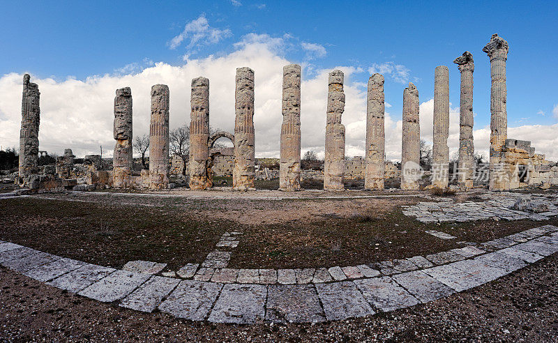 土耳其梅尔辛教区的罗马庙宇(命名为Uzuncaburc)