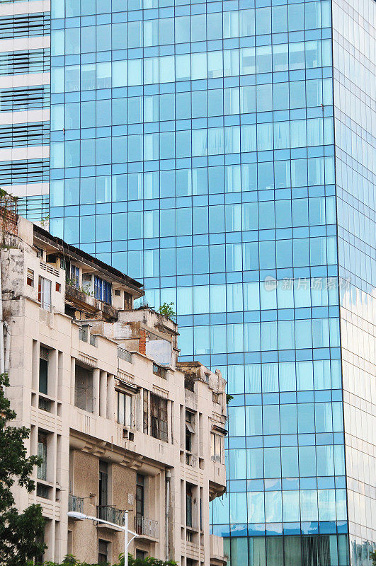 老式建筑vs现代玻璃办公楼