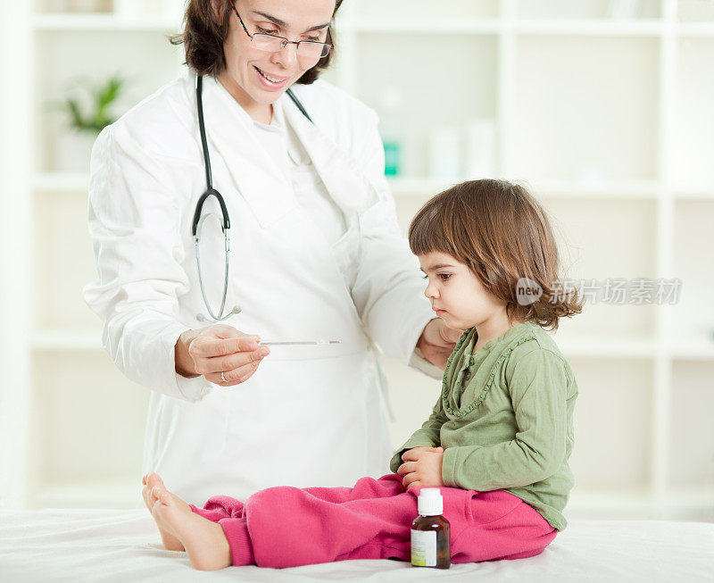 小女孩在看儿科医生