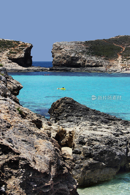 蓝色泻湖,Comino