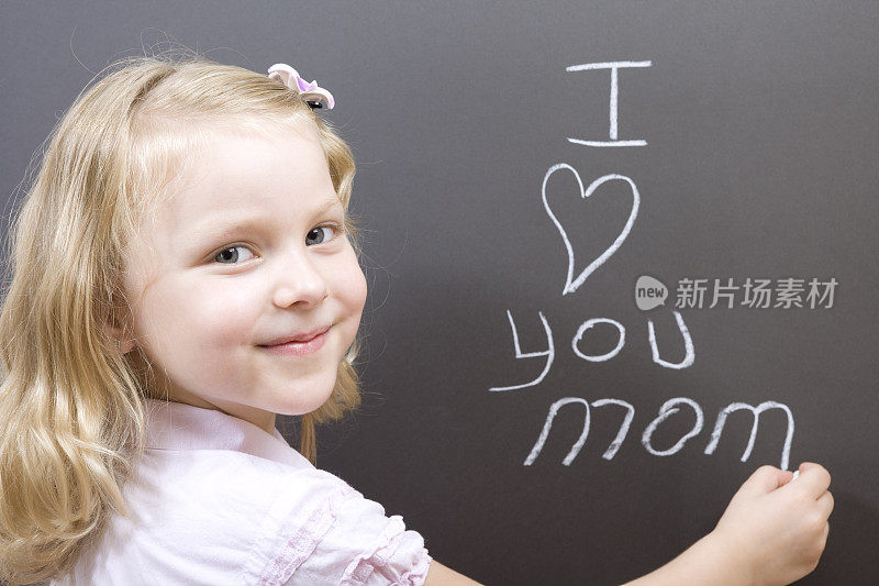小女孩在黑板上写她对妈妈的爱