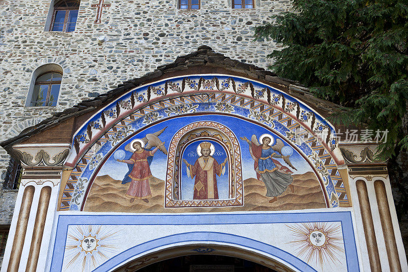 基督和圣徒在修道院正门上