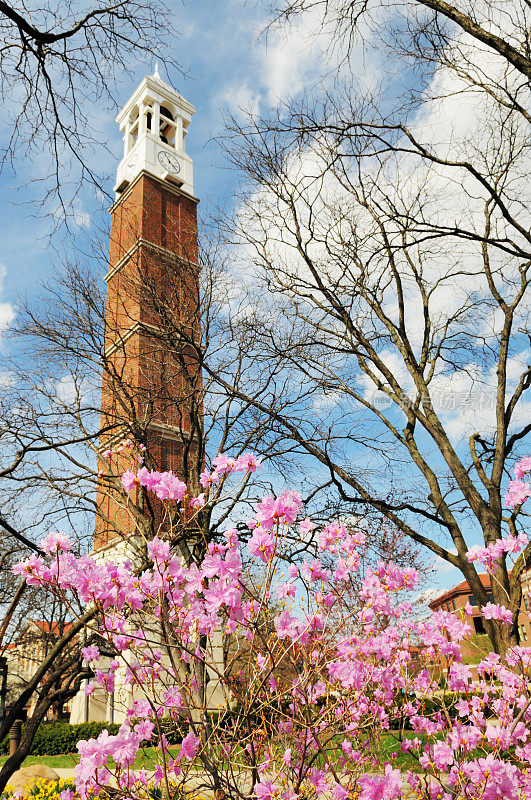 普渡大学校园的钟楼和春天的鲜花