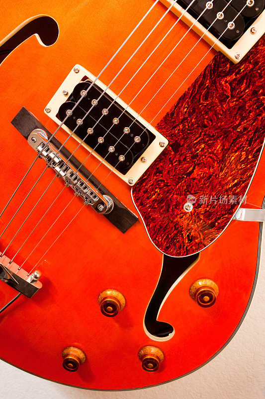 橙色电吉他空心身体