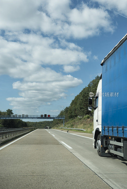德国高速公路上的卡车