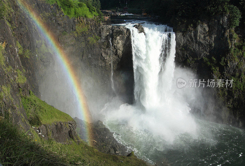 斯诺夸尔米瀑布创造的彩虹