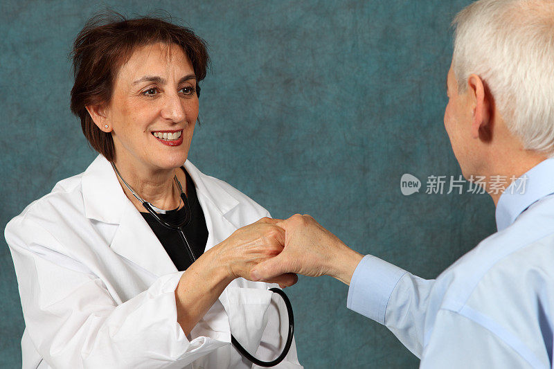 女医生微笑着和男病人握手