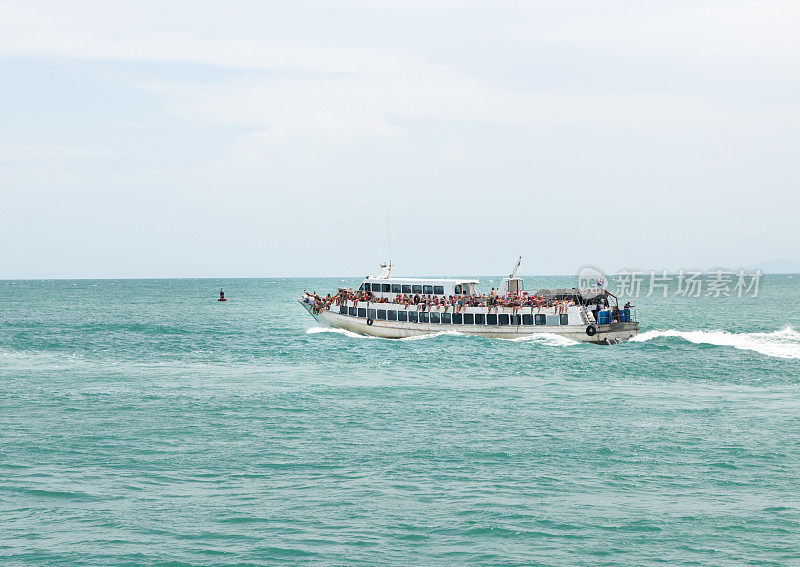 在泰国乘渡船旅行