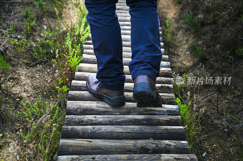 徒步旅行者在木板路上行走的低段