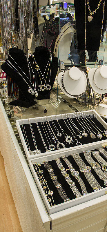 零售珠宝店展示钻石项链和手镯