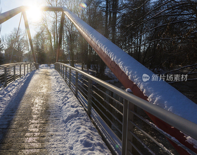 雪和釉桥上的行人在河上
