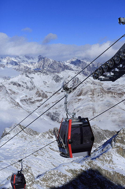 滑雪缆车意大利阿尔卑斯山滑雪胜地的架空缆车