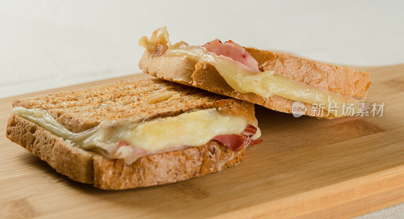 烤火腿和奶酪三明治配白面包和全麦面包