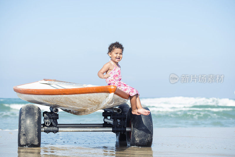 小女孩坐在海上的桨船上。