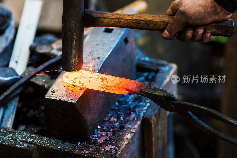 铁匠正在塑造一个传统的日本烹饪刀