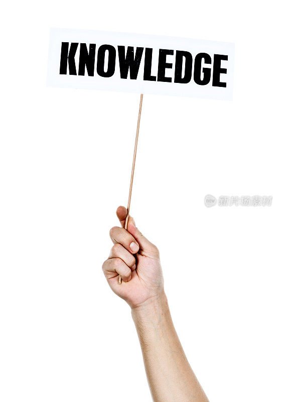 白色手持式标牌上写着“知识”