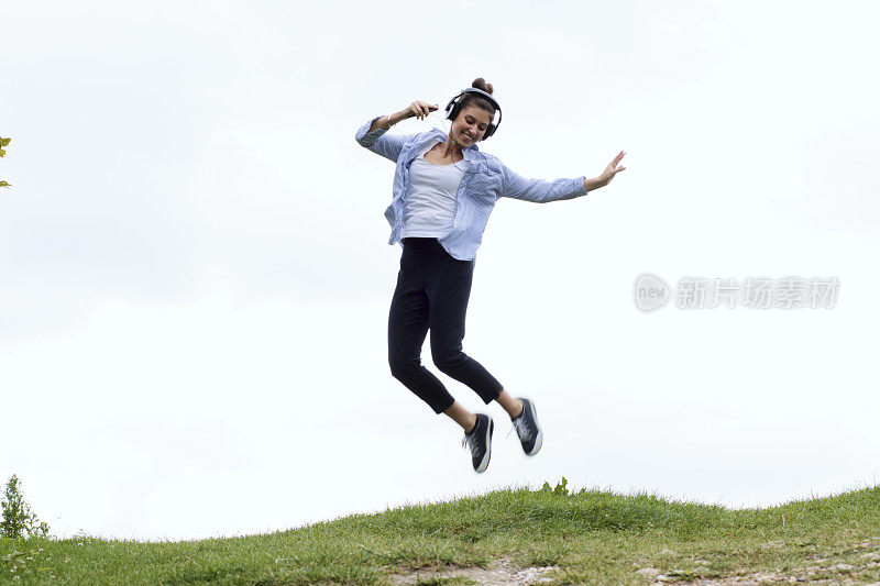蹦蹦跳跳在天际线上的俄罗斯户外女孩