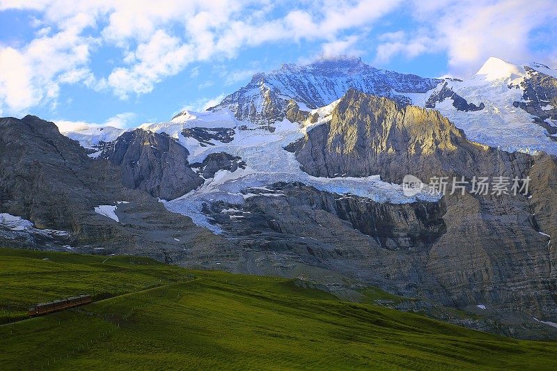 少女和火车上方的Lauterbrunnen山谷，伯恩斯高地，瑞士阿尔卑斯山