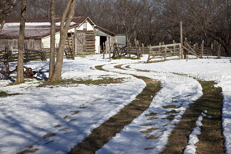 雪中足迹穿过农家庭院