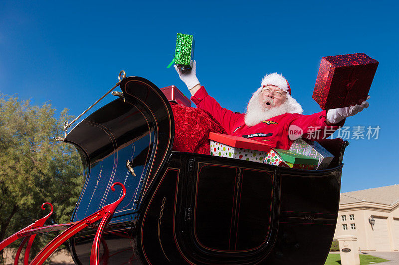 呵呵，真正的圣诞老人驾着雪橇带着圣诞礼物