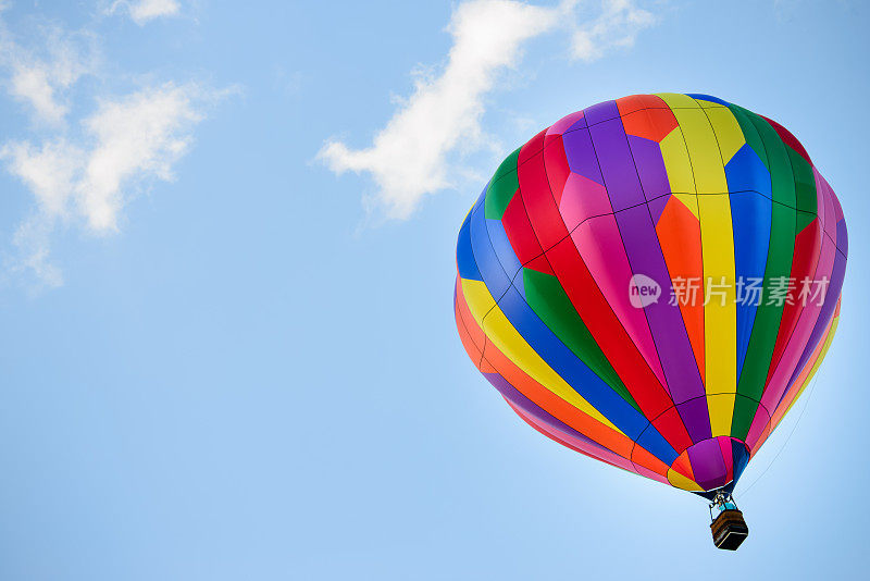 蓝色天空中的彩色热气球