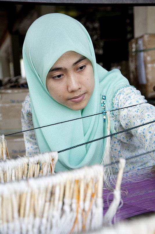 马来西亚，编织歌谣，制作色彩缤纷的衣服。