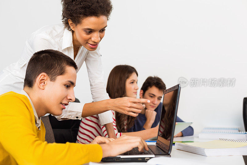 老师帮助学生上计算机课