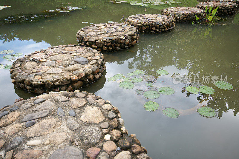 路踩在水上