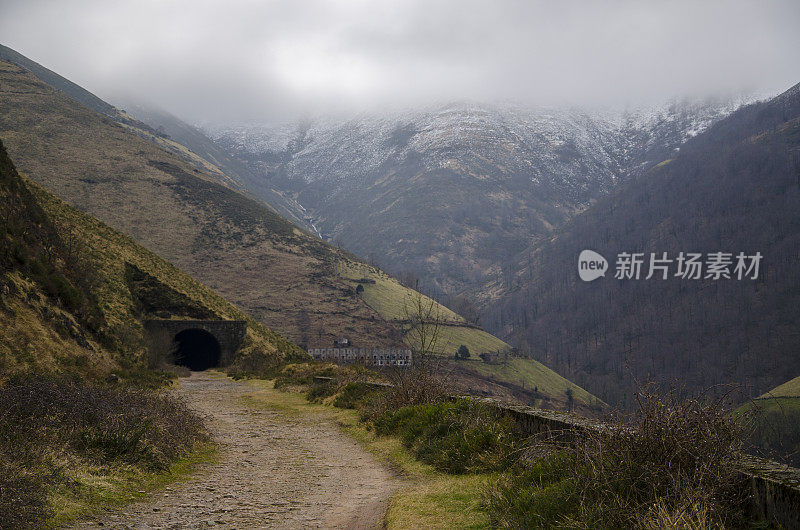 山路。