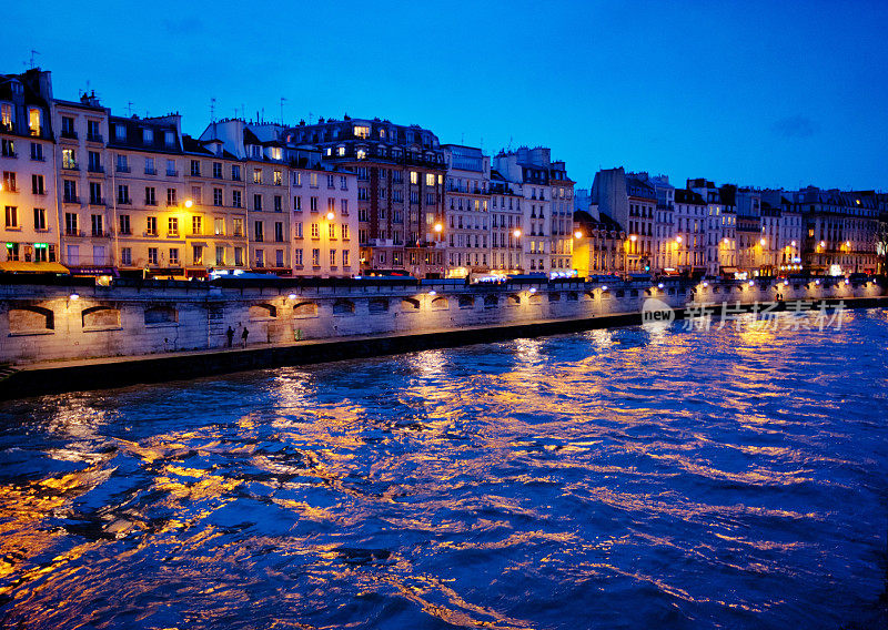 夜晚的塞纳河，巴黎