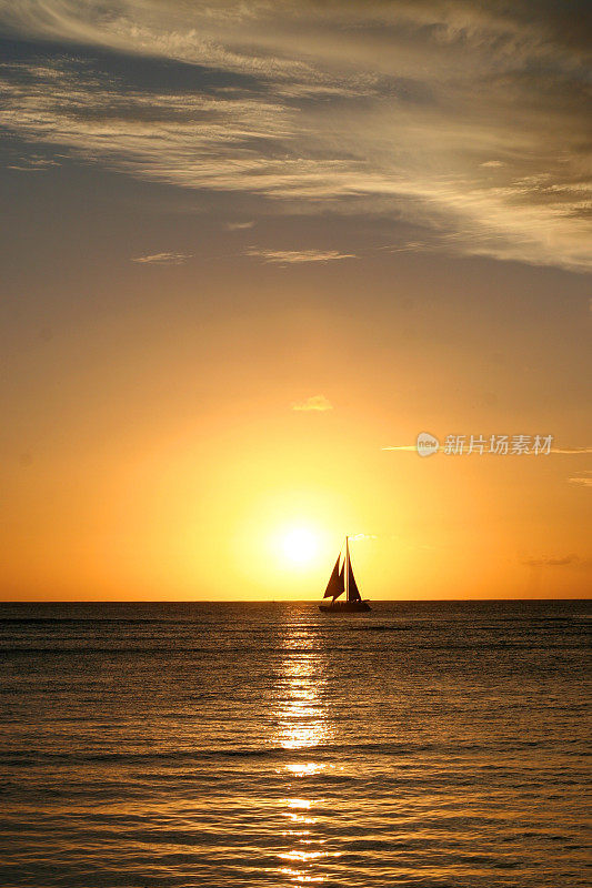 帆船和日落