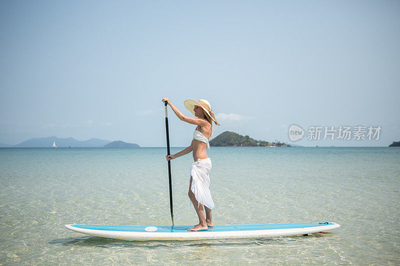 女人站着划桨-热带气候