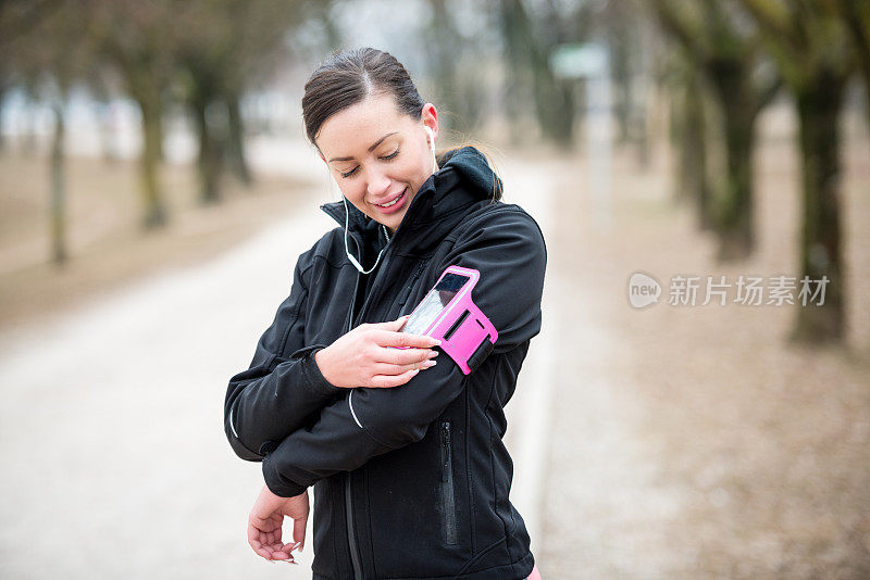 一个年轻女子正在检查晨跑的结果